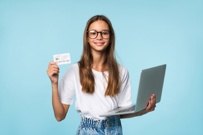 ragazzina con carta di credito e pc ragazzina con carta di credito e pc
