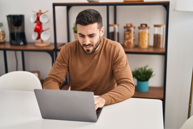 Ragazzo a pc cerca offerte Ragazzo a pc cerca offerte