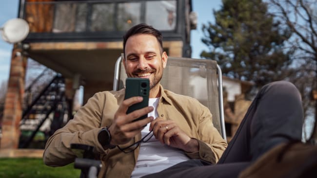 Ragazzo al telefono Ragazzo al telefono