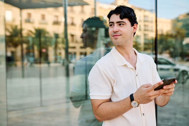 ragazzo con smartphone