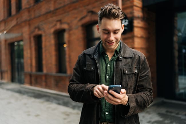 Ragazzo con smartphone Ragazzo con smartphone