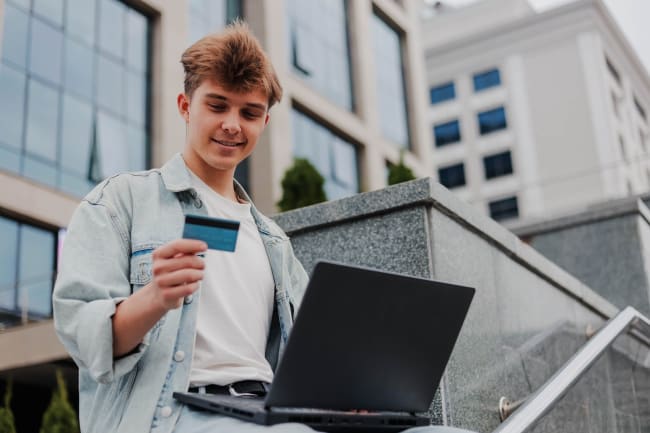 Ragazzo giovane usa carta di credito