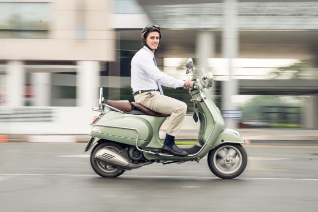 ragazzo in scooter ragazzo in scooter