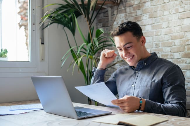 Ragazzo legge buona notizia ed esulta Ragazzo legge buona notizia ed esulta