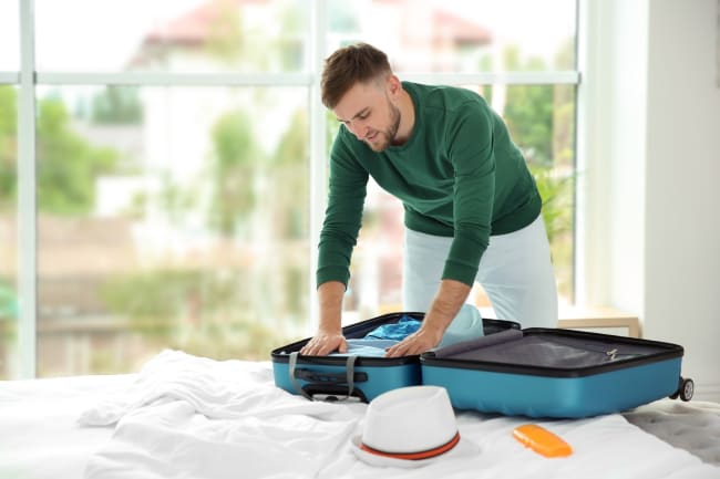 ragazzo prepara la valigia ragazzo prepara la valigia