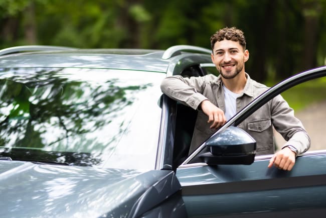 ragazzo sta per salire in auto ragazzo sta per salire in auto
