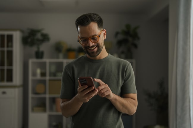 Ragazzo usa smartphone