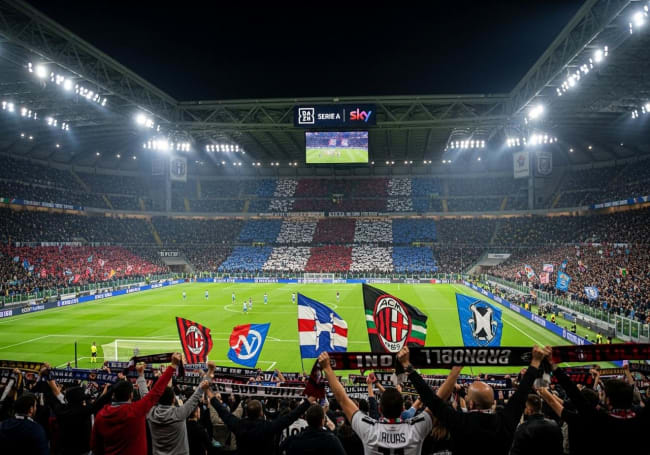 stadio italiano serie A sera tifosi entusiasti stadio italiano serie A sera tifosi entusiasti