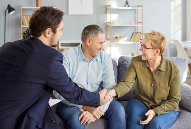 stretta di mano tra clienti e consulente finanziario