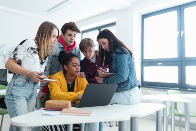 Studenti a scuola che utilizzano il computer