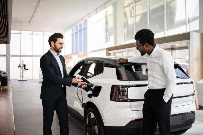 Suv elettrico in concessionaria Suv elettrico in concessionaria
