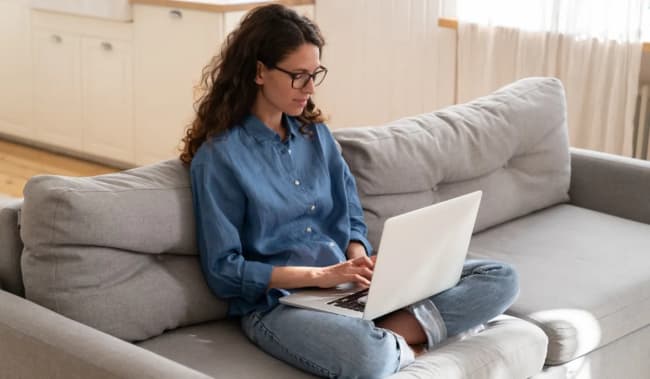 ragazza naviga da pc sul divano ragazza naviga da pc sul divano