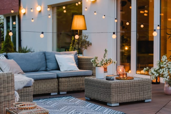 Terrazzino estivo con luci accese Terrazzino estivo con luci accese