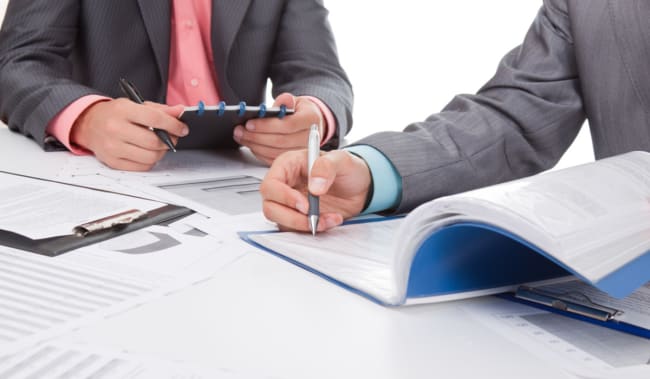 uomini d affari controllano fogli uomini d affari controllano fogli