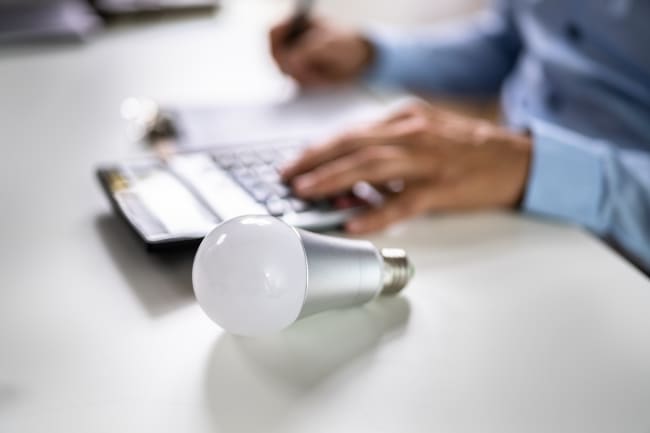 Uomo calcola costo bolletta Uomo calcola costo bolletta