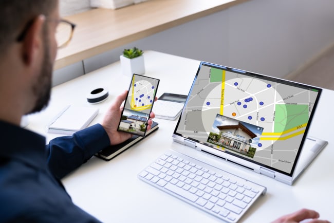 uomo cerca casa da pc e telefono uomo cerca casa da pc e telefono