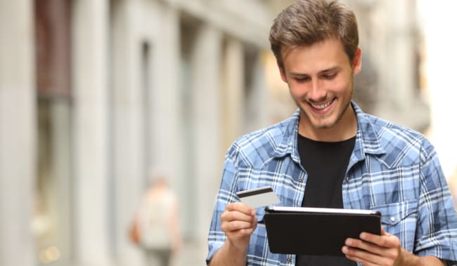 uomo che acquista online con carta di credito e tablet uomo che acquista online con carta di credito e tablet