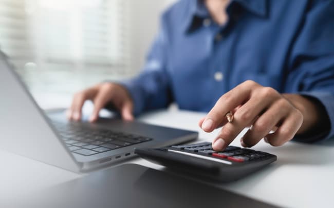 Uomo che effettua calcoli al pc Uomo che effettua calcoli al pc