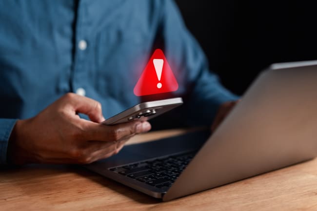 Uomo che sta subendo attacco hacker Uomo che sta subendo attacco hacker