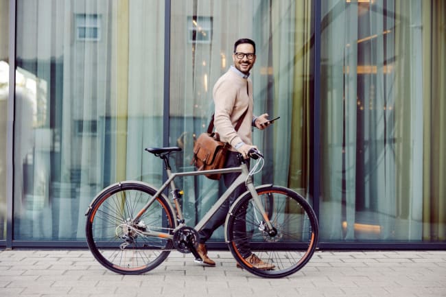 uomo con la bici