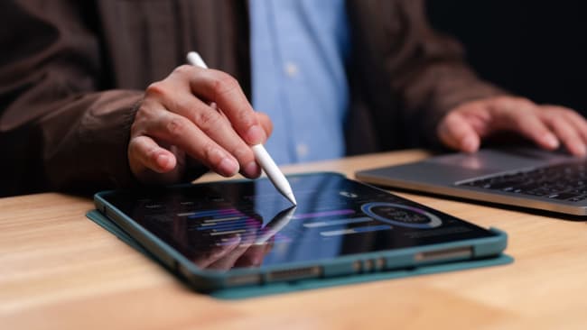 uomo controlla dati su tablet