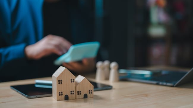 uomo digita su calcolatrice