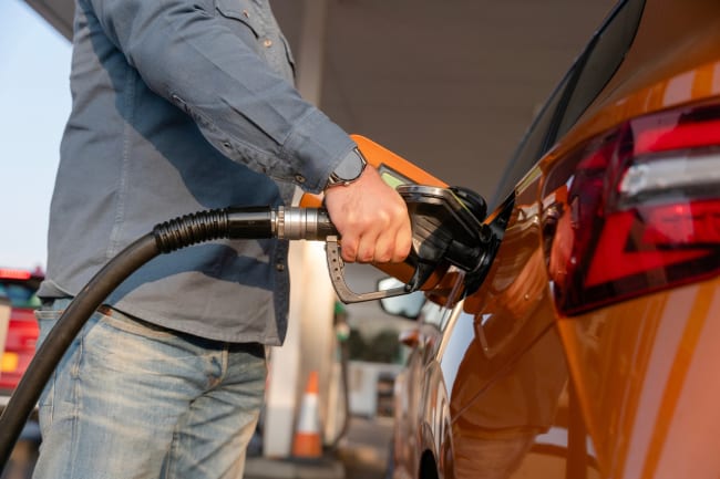 Uomo fa benzina Uomo fa benzina