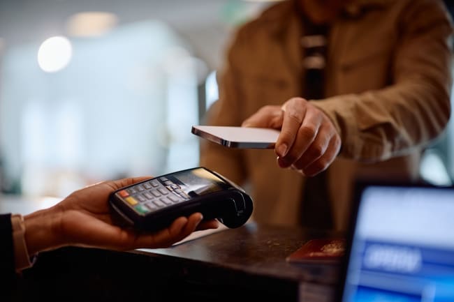 Uomo che paga con servizio contactless Uomo che paga con servizio contactless