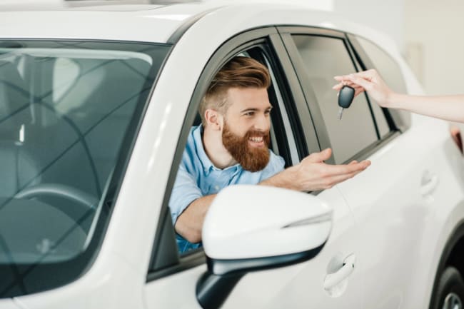 uomo seduto in macchina nuova uomo seduto in macchina nuova