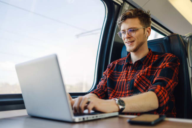viaggiatore con il pc in treno viaggiatore con il pc in treno