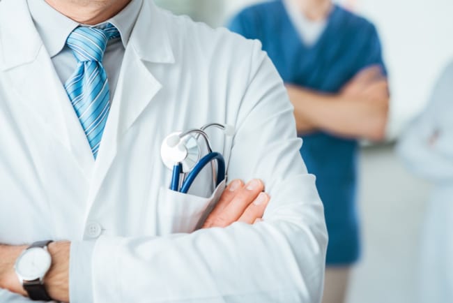 medico in primo piano e infermiere sullo sfondo medico in primo piano e infermiere sullo sfondo