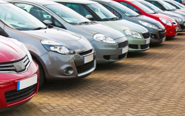 auto parcheggiate auto parcheggiate