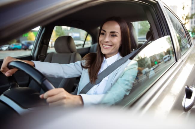 Donna sorridente al volante