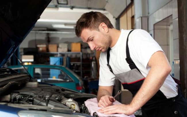 meccanico sulla macchina meccanico sulla macchina