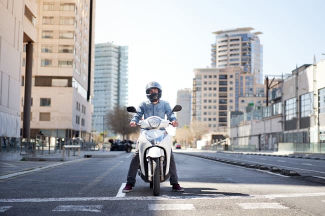 motociclista sul suo scooter 125 motociclista sul suo scooter 125