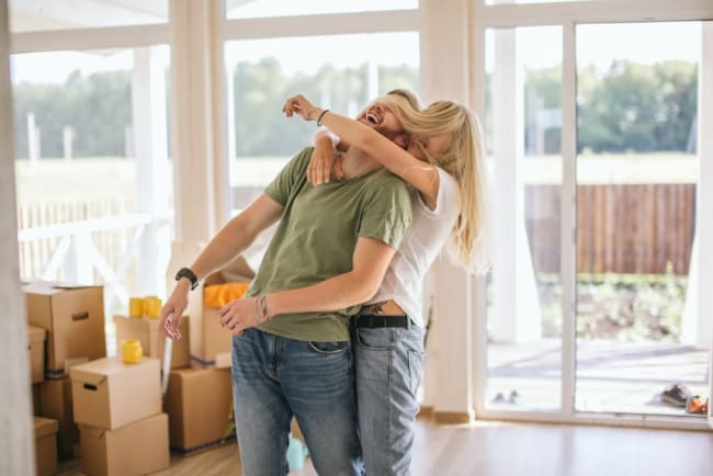 coppia sorride abbracciata coppia sorride abbracciata