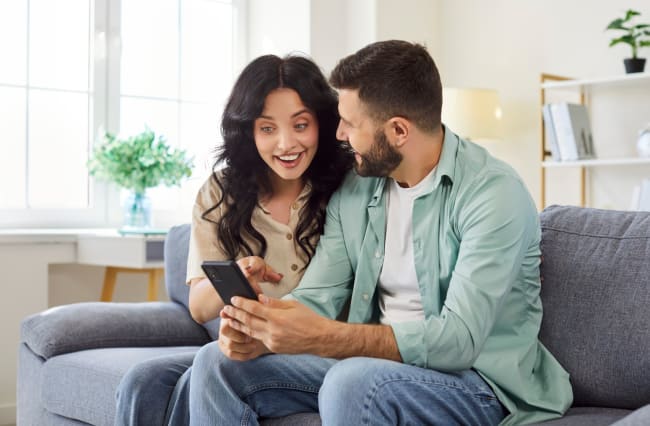 coppia sul divano con il cellulare