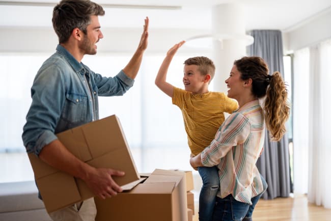 famiglia trasloca nella casa nuova