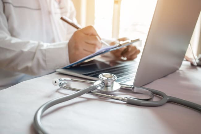 medico che rilascia un certificato