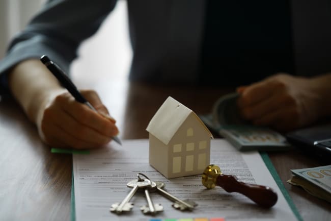 modellino e chiavi di casa modellino e chiavi di casa