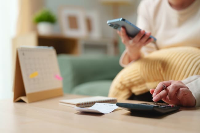 persona con smartphone e