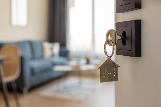 porta di casa aperta con chiave nella toppa porta di casa aperta con chiave nella toppa