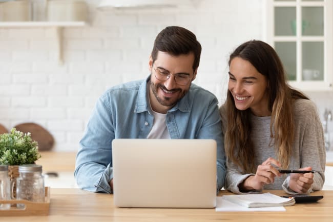 ragazzi sorridenti al pc ragazzi sorridenti al pc
