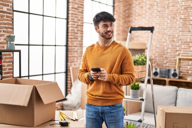 ragazzo con smartphone ragazzo con smartphone