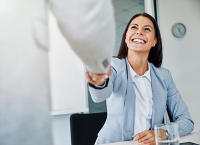 stretta di mano tra consulente e cliente stretta di mano tra consulente e cliente
