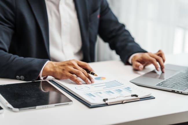 consulente finanziario con grafici e pc