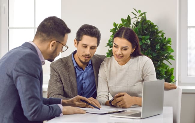 coppia che confronta offerte di prestito con consulente coppia che confronta offerte di prestito con consulente