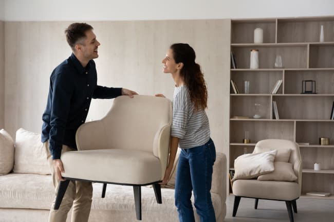 coppia che sistema i mobili nuovi in casa coppia che sistema i mobili nuovi in casa