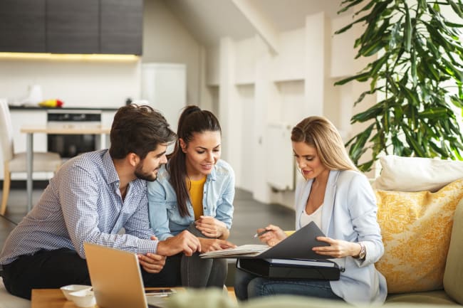 coppia con consulente per acquisto nuovi mobili coppia con consulente per acquisto nuovi mobili
