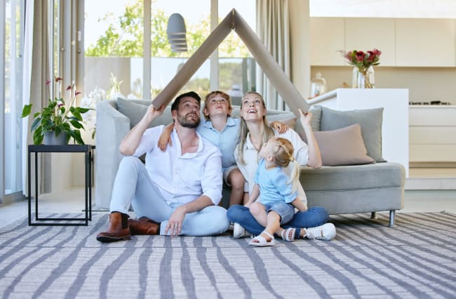 famiglia regge tetto di cartone